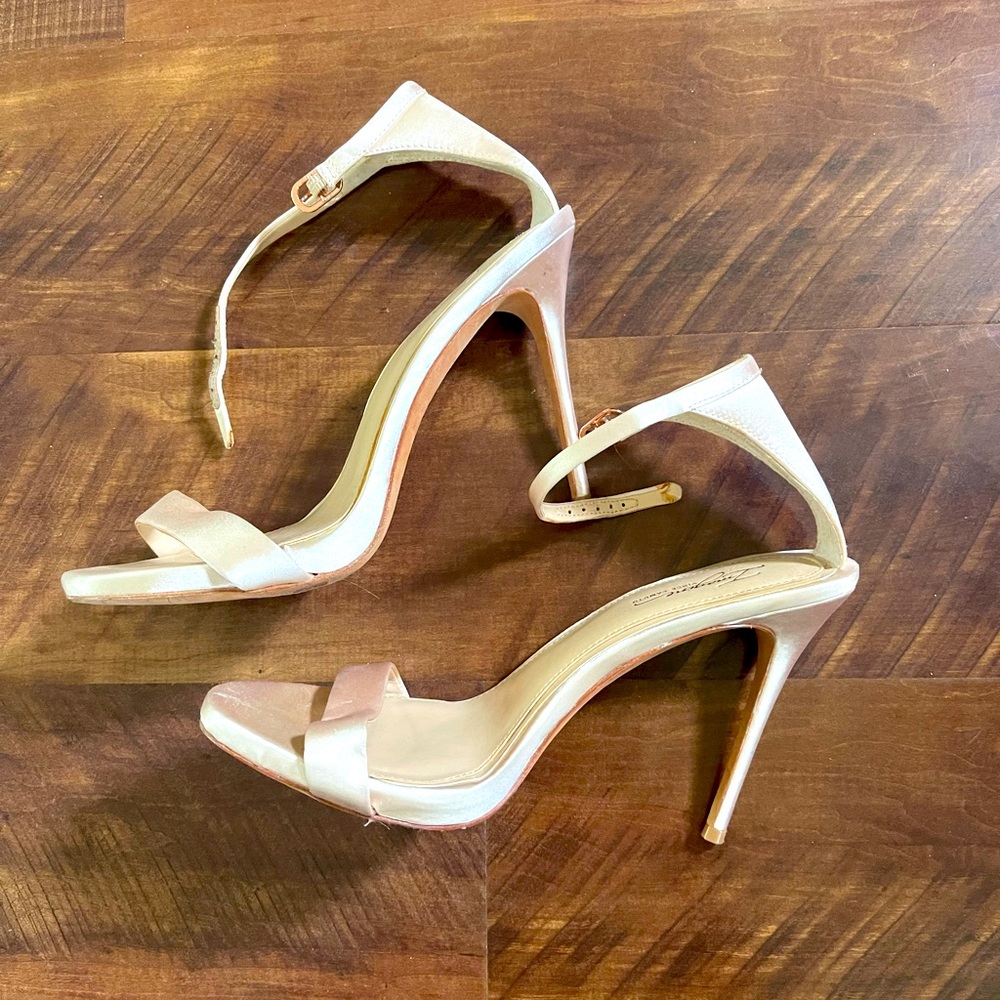 Vince Camuto Imagine pumps satin ivory
